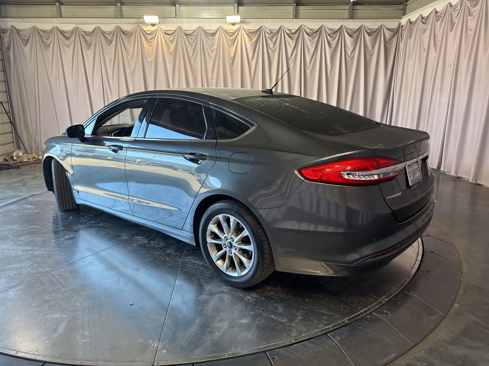 2017 Ford Fusion SE photo 4