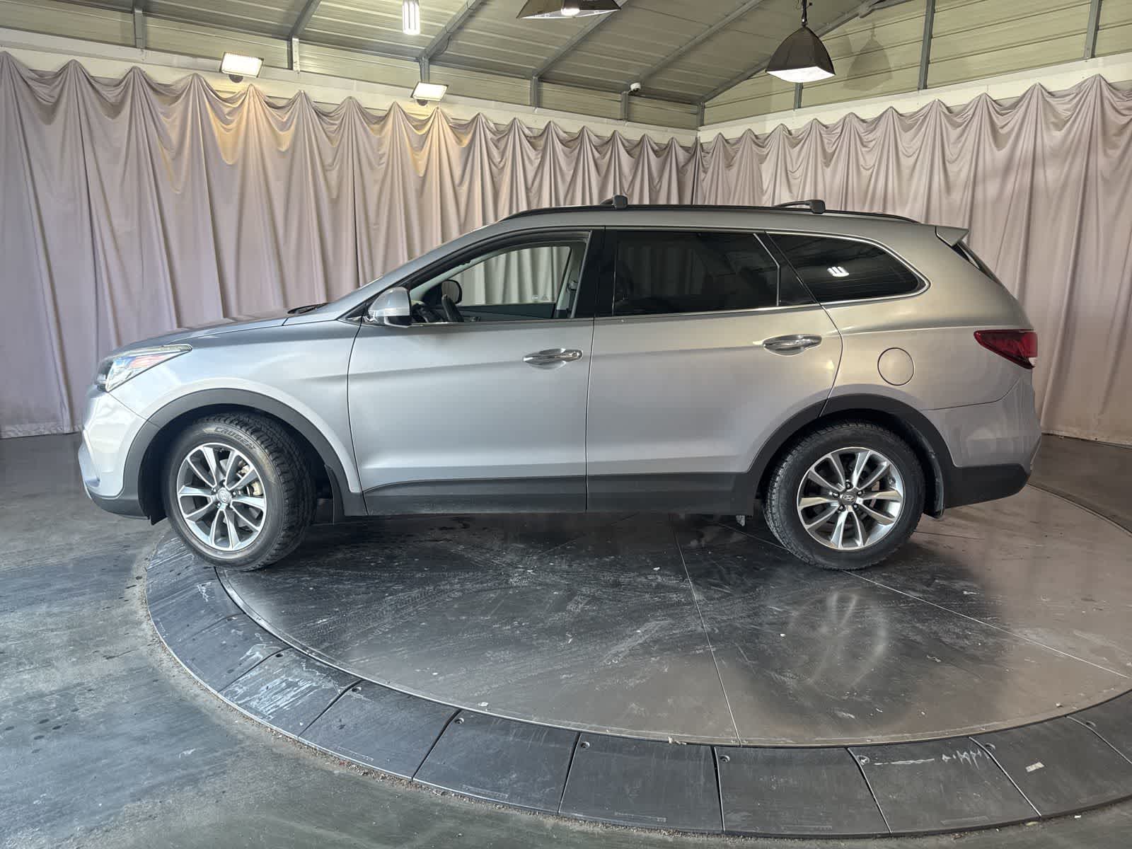 2018 Hyundai Santa Fe SE photo 3