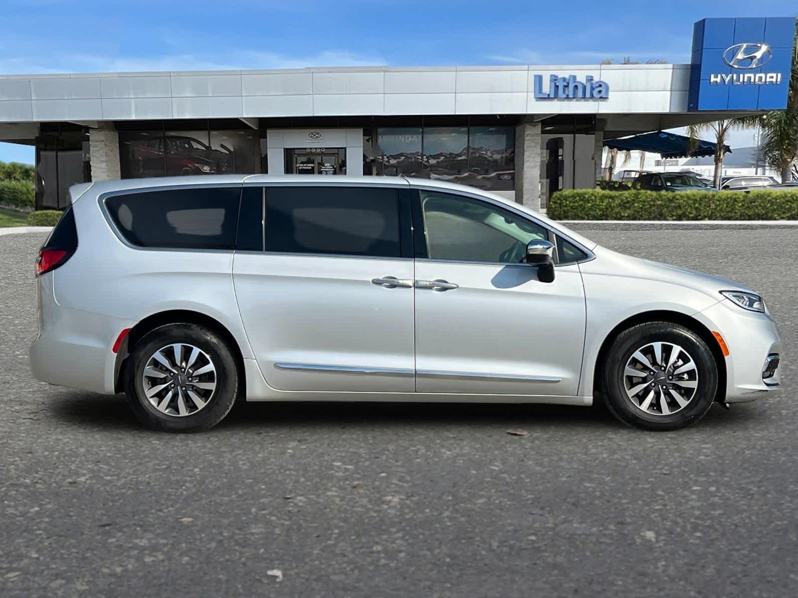 Thumbnail: 2023 Chrysler Pacifica - 9