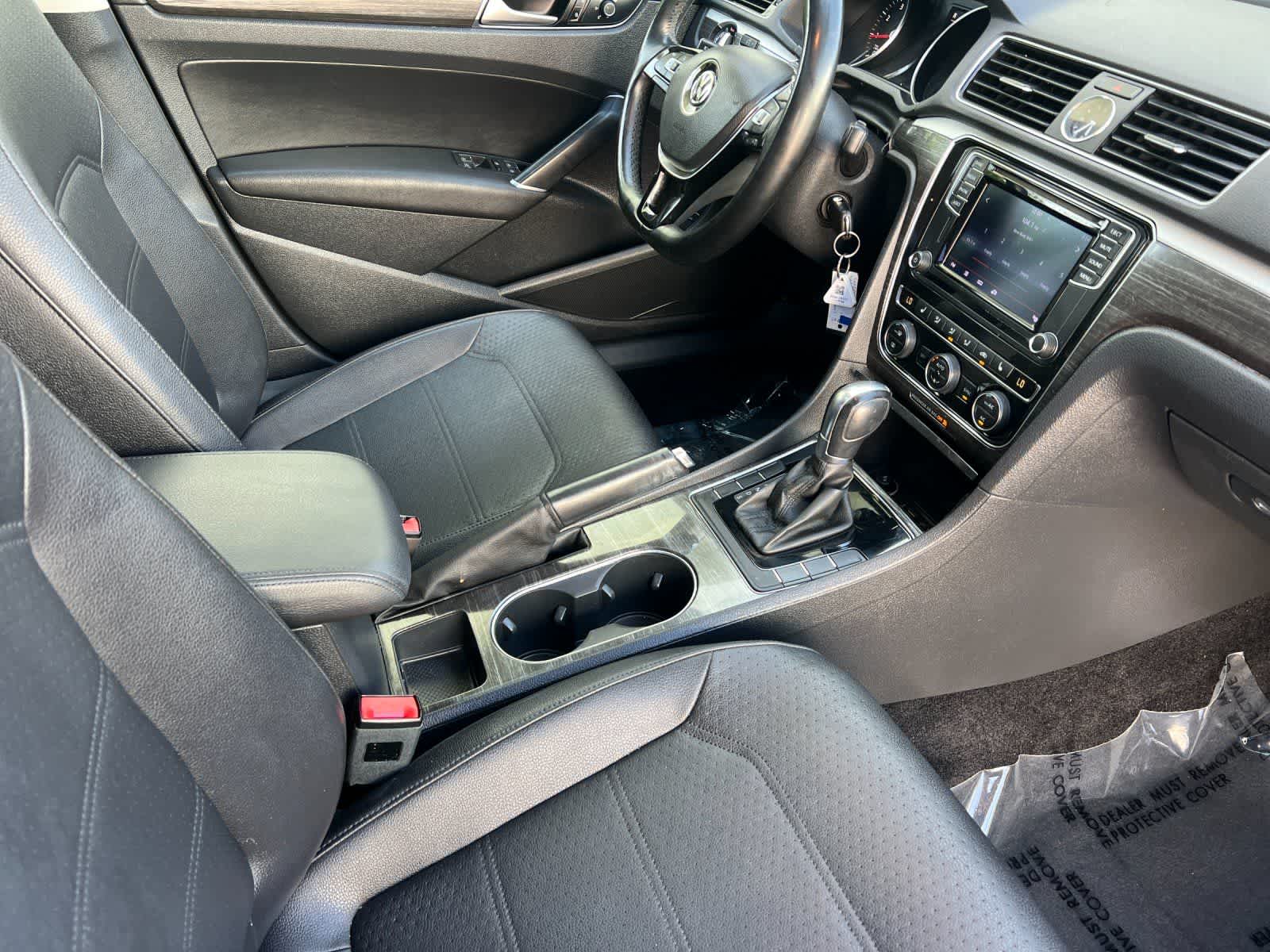 Thumbnail: 2016 Volkswagen Passat - 16