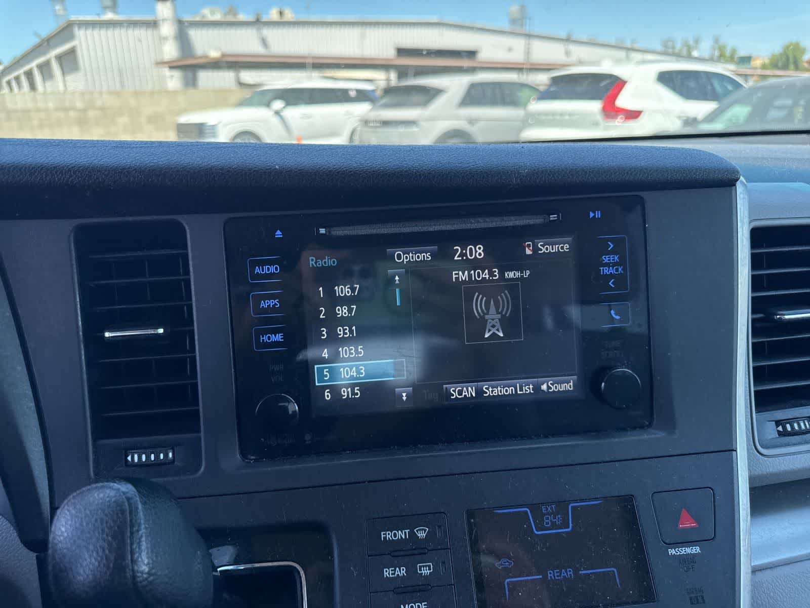 Thumbnail: 2015 Toyota Sienna - 23