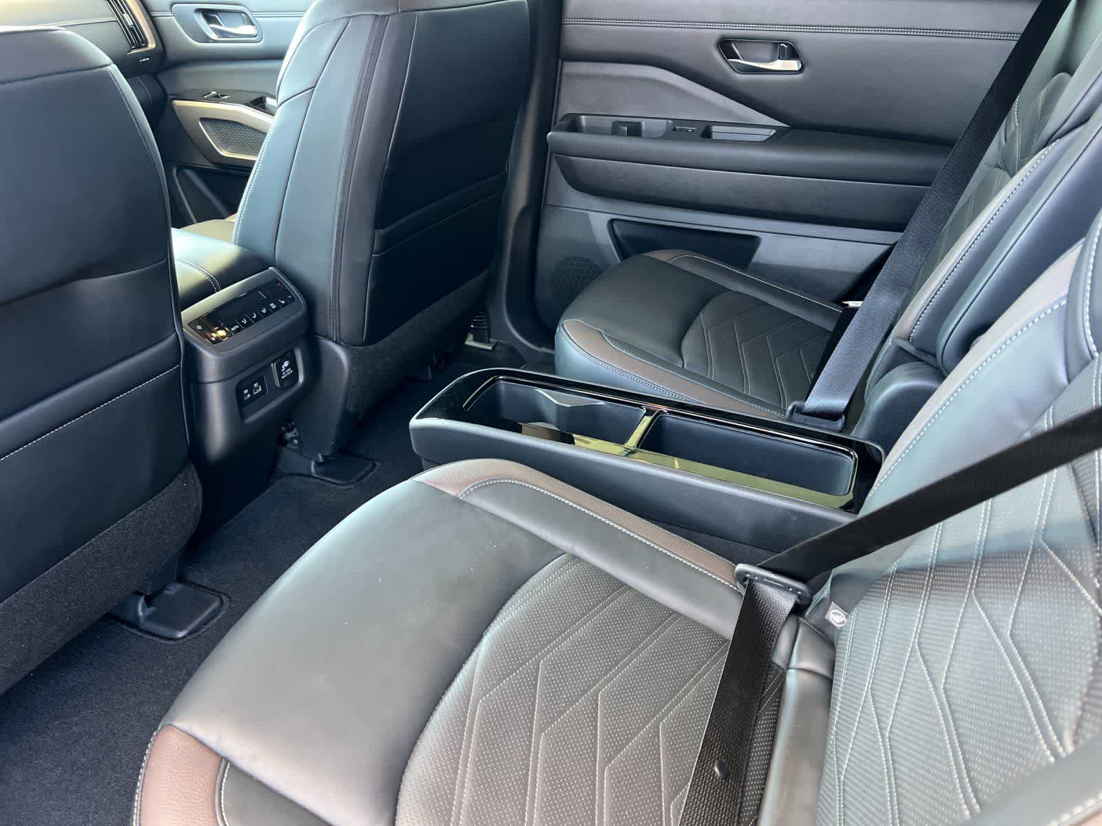 2023 Nissan Pathfinder Platinum photo 4