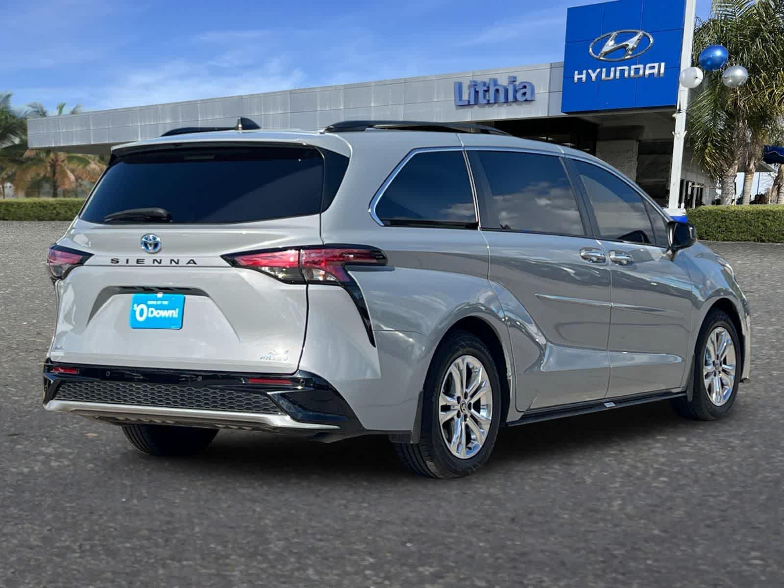 2023 Toyota Sienna XSE 7 Passenger photo 2