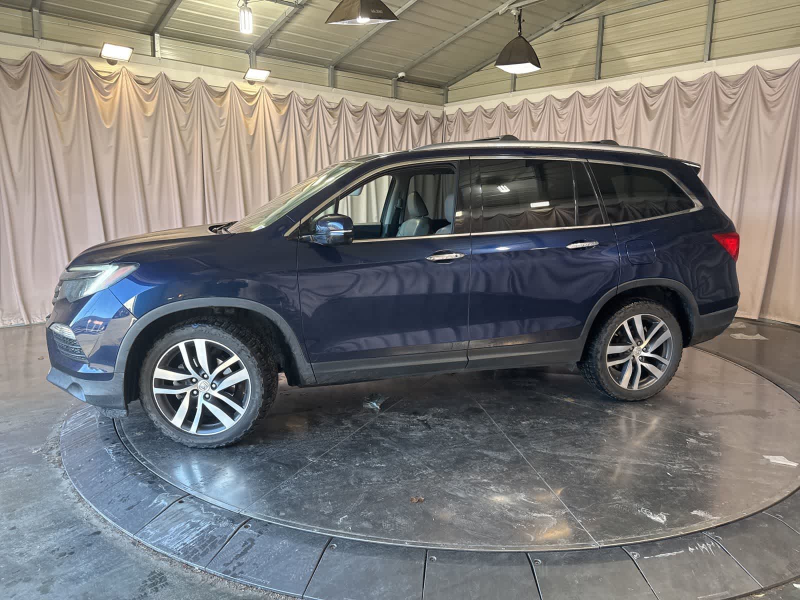 2017 Honda Pilot Elite AWD photo 3