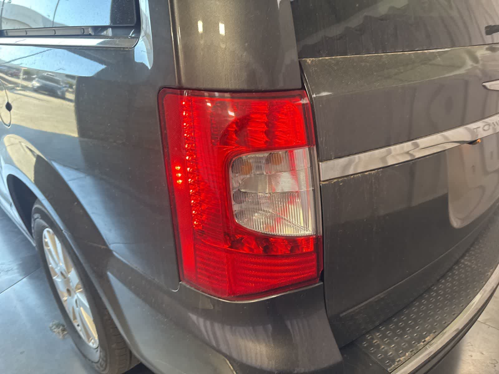 Thumbnail: 2016 Chrysler Town & Country - 12