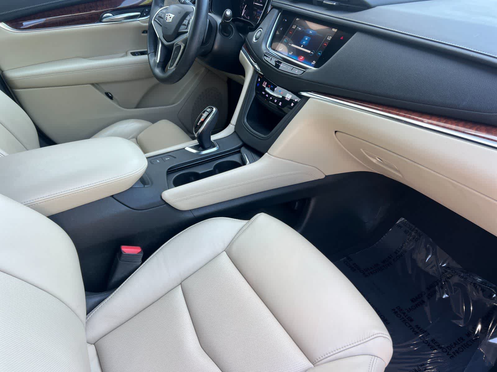 Thumbnail: 2017 Cadillac XT5 - 17