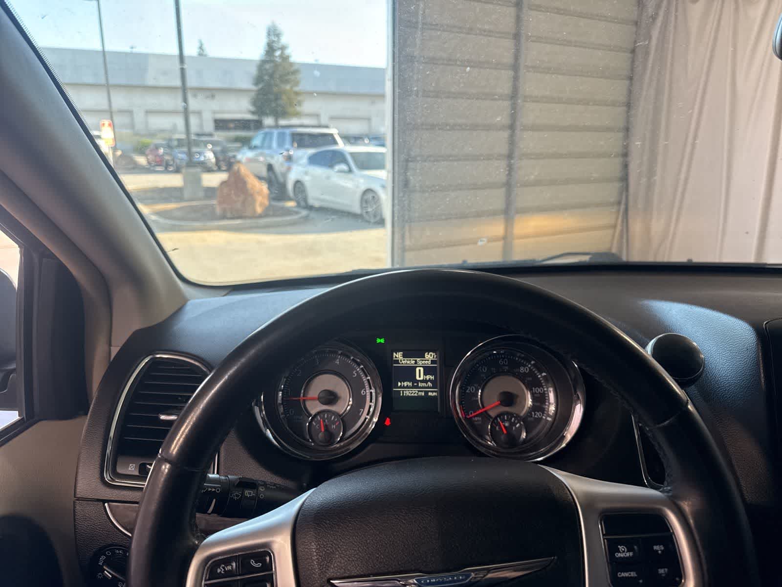 Thumbnail: 2016 Chrysler Town & Country - 21