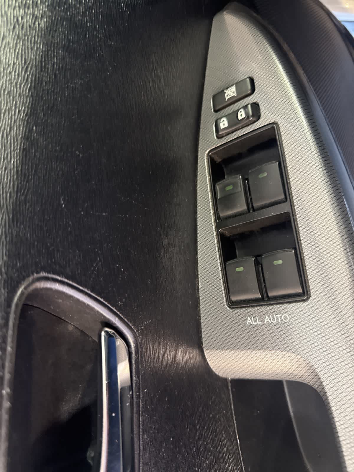 Thumbnail: 2013 Toyota Venza - 18