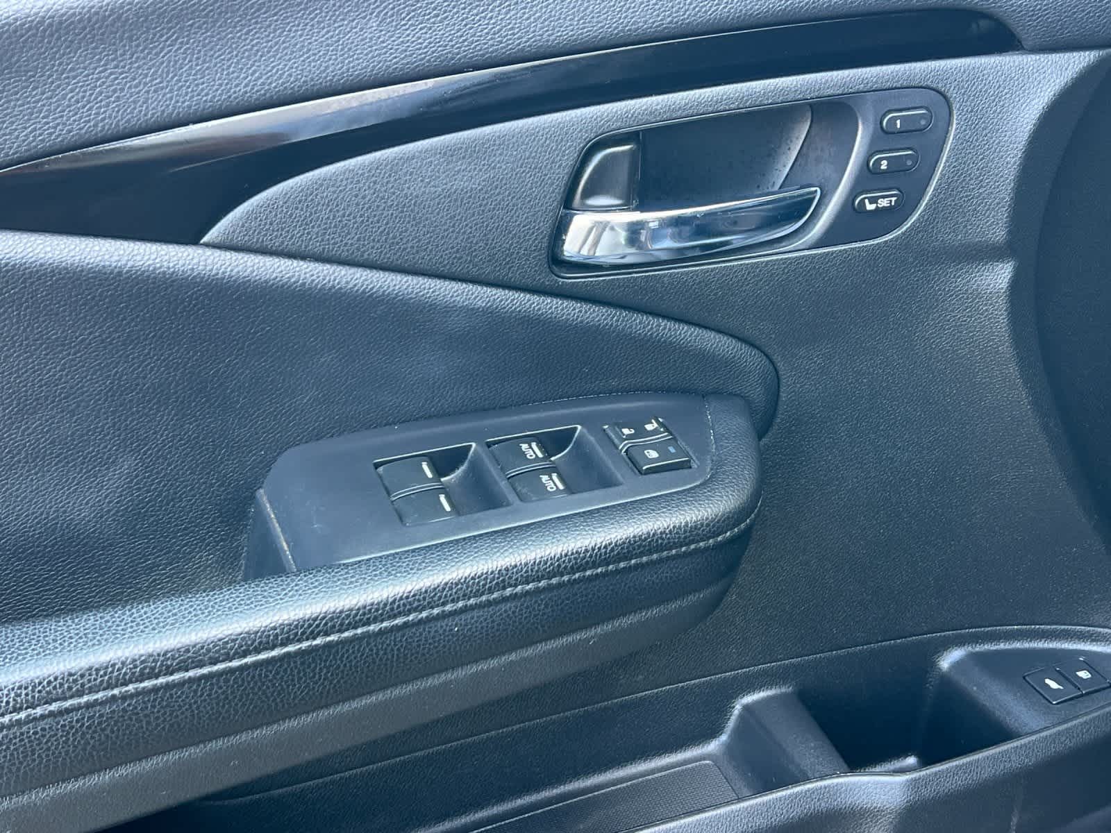 Thumbnail: 2019 Honda Pilot - 13