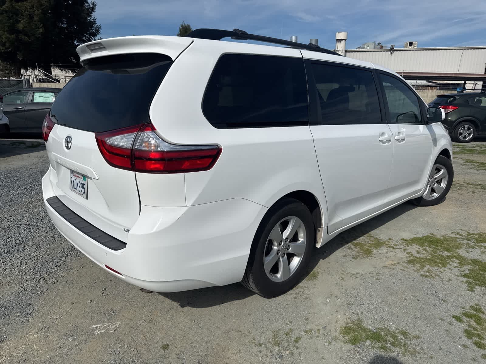 Thumbnail: 2017 Toyota Sienna - 4