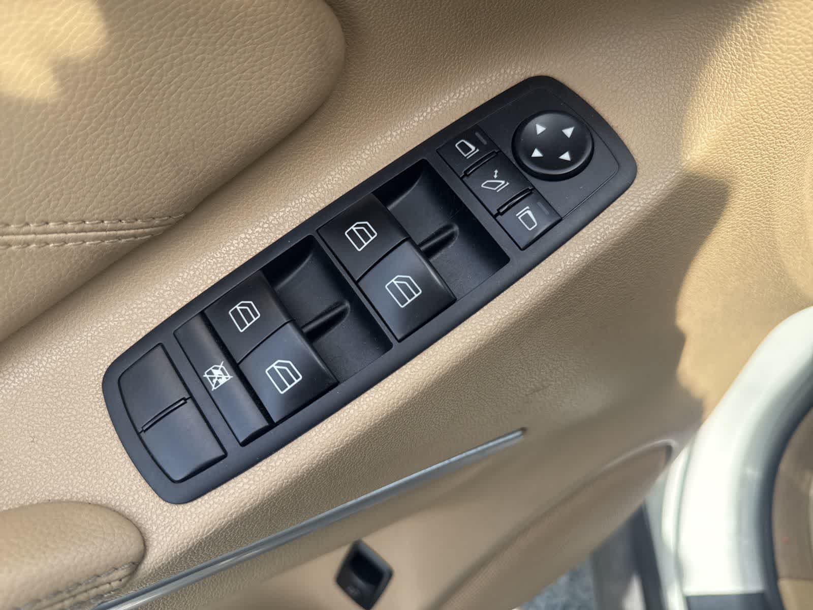 Thumbnail: 2011 Mercedes-Benz M-Class - 18