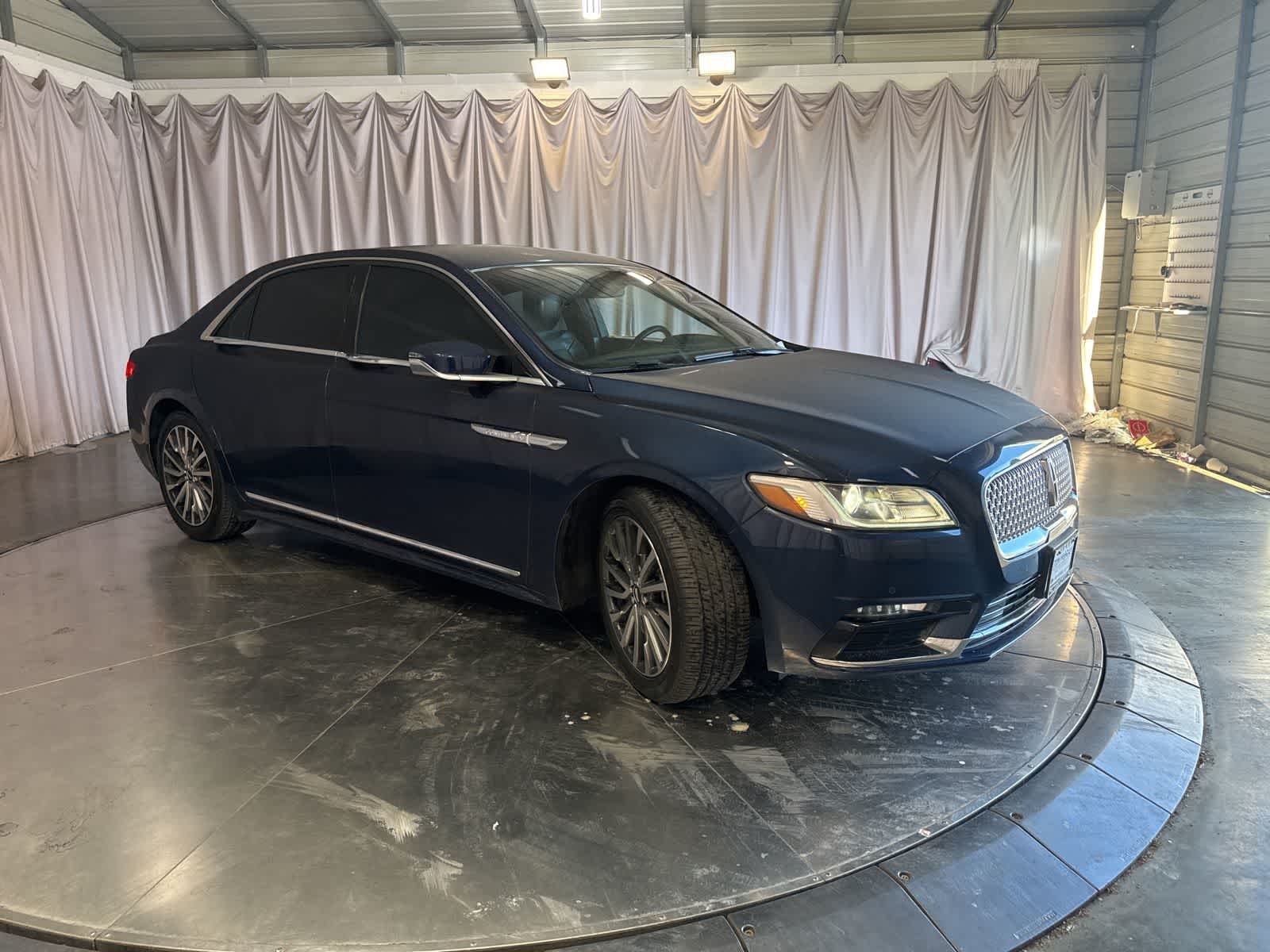 2017 Lincoln Continental Select photo 2