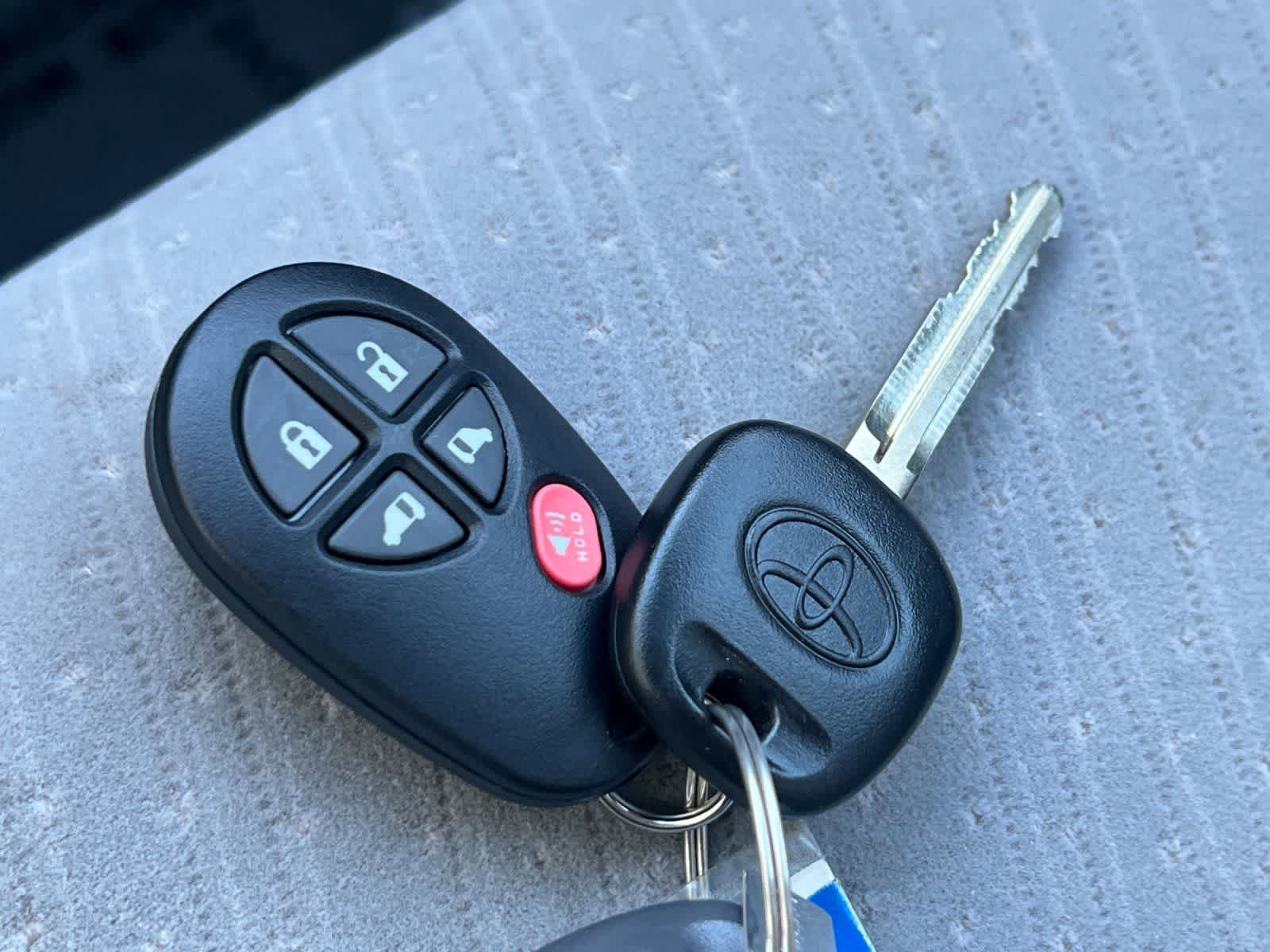 Thumbnail: 2017 Toyota Sienna - 29