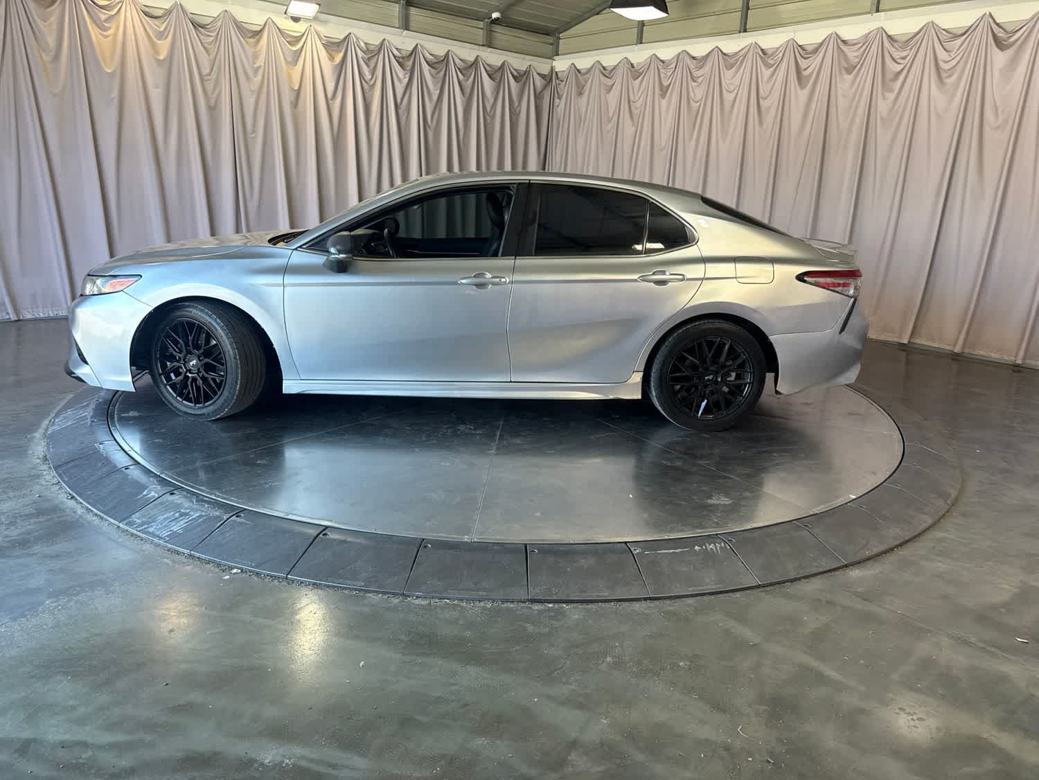 2018 Toyota Camry SE photo 3