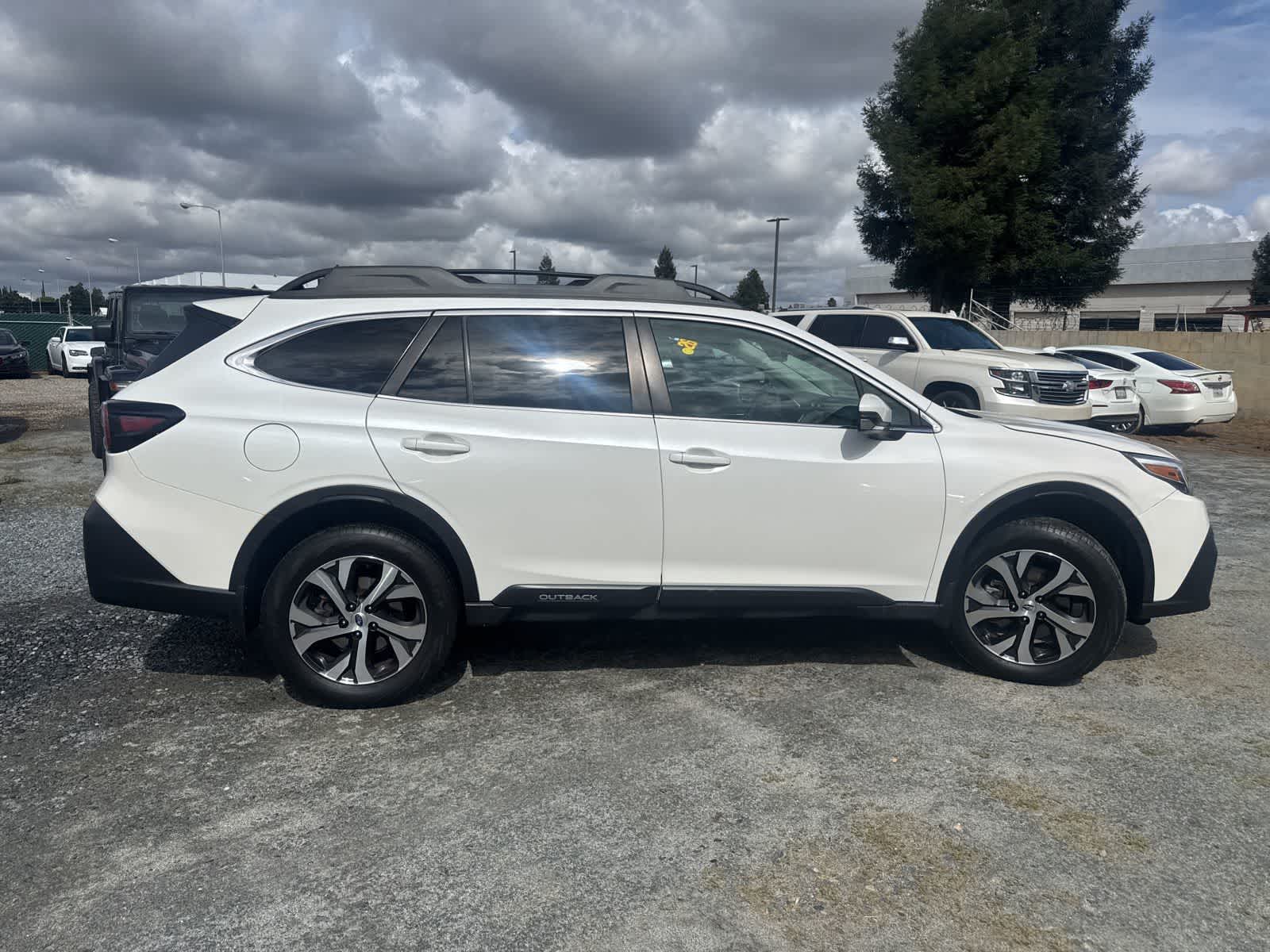 2022 Subaru Outback Limited photo 2
