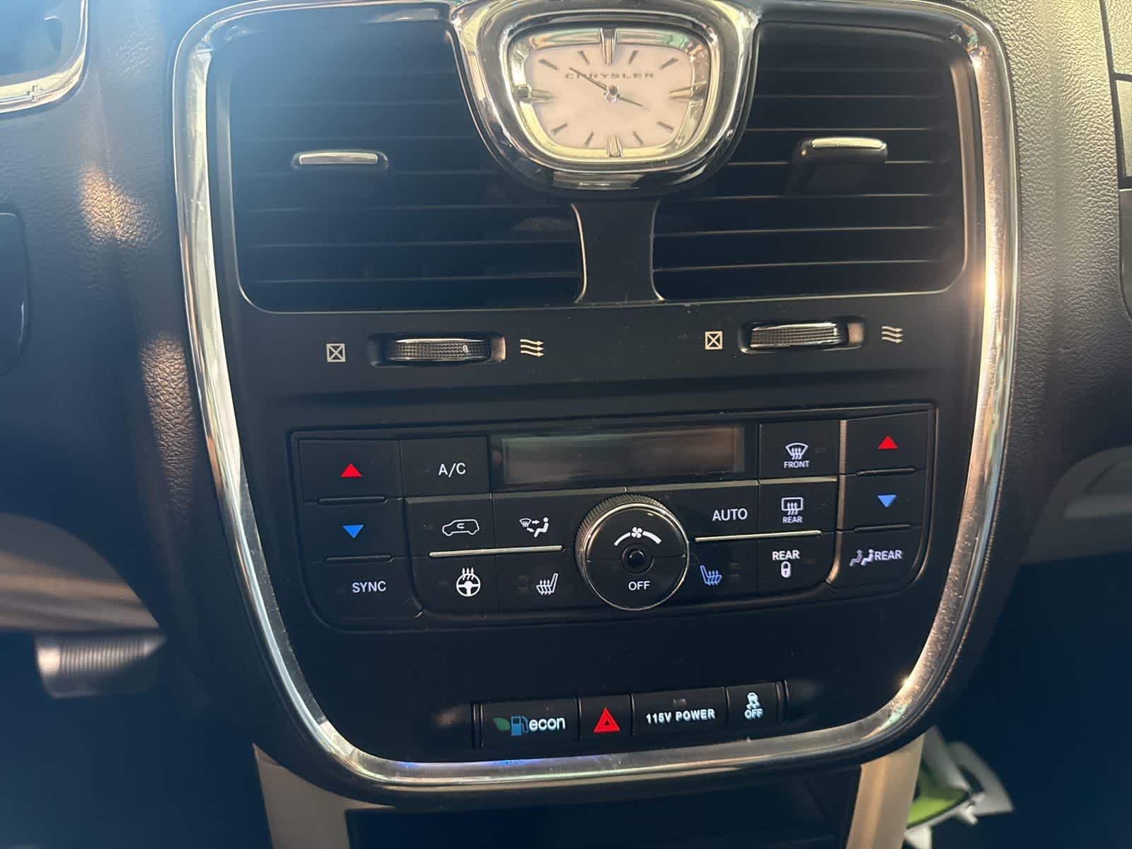 Thumbnail: 2016 Chrysler Town & Country - 24