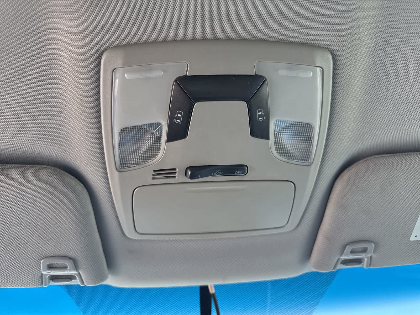 Thumbnail: 2015 Toyota Sienna - 21
