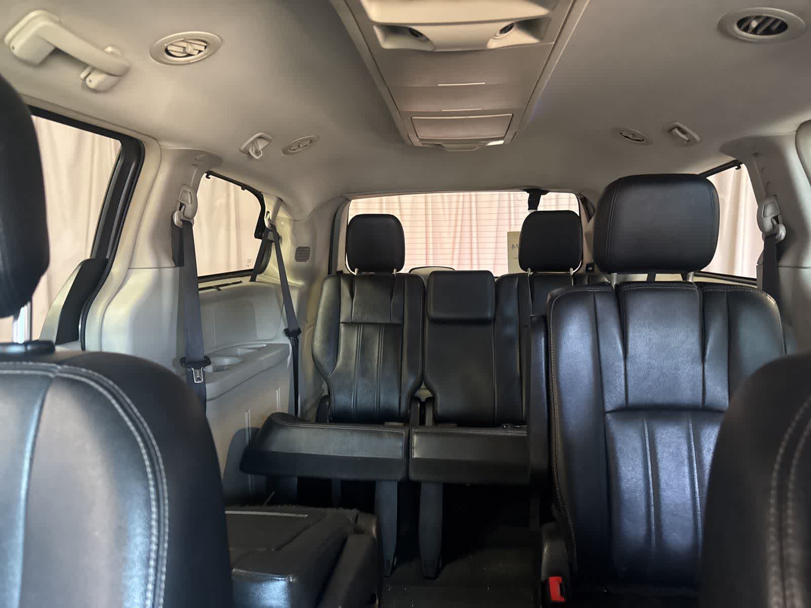 Thumbnail: 2016 Chrysler Town & Country - 27