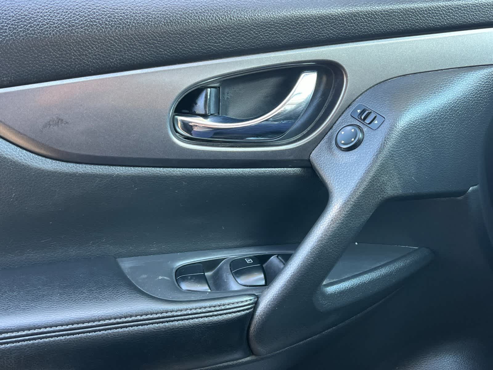 Thumbnail: 2016 Nissan Rogue - 12