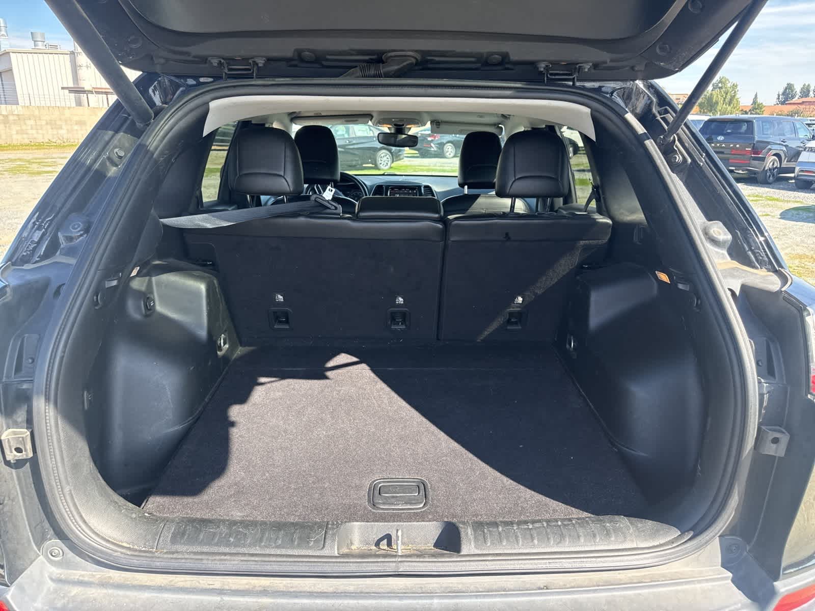 Thumbnail: 2019 Jeep Cherokee - 13