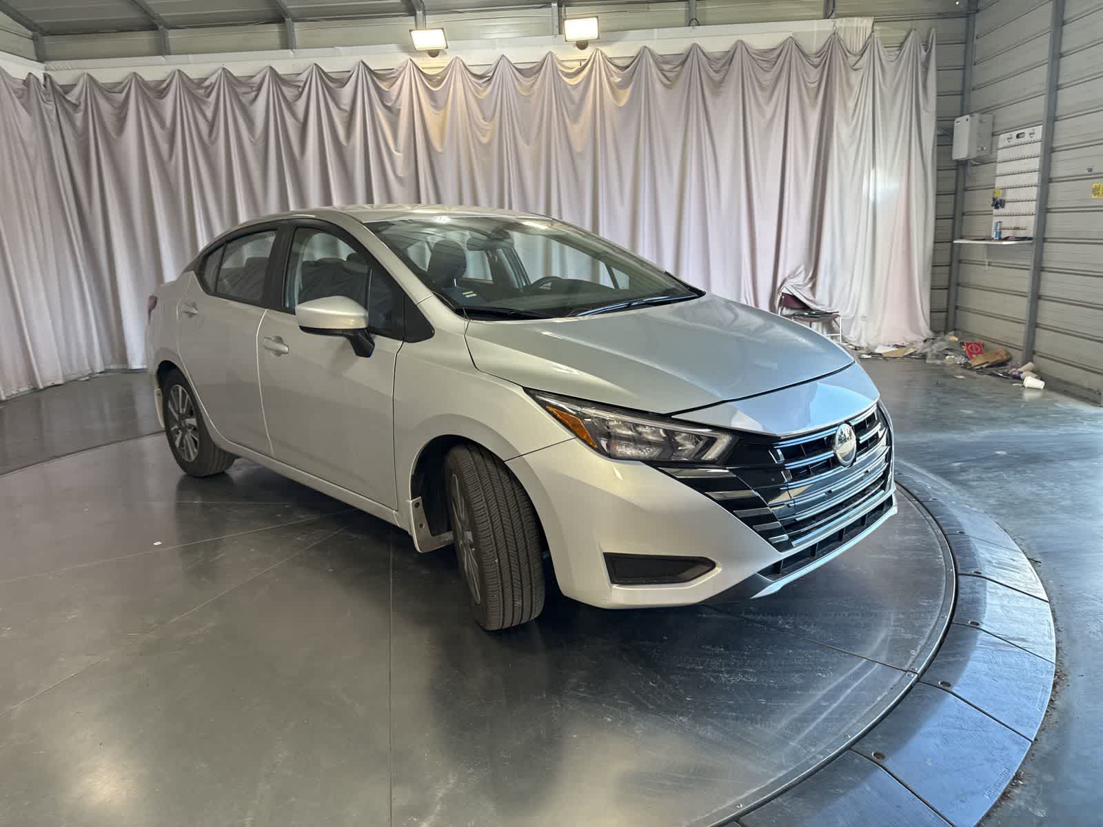 2025 Nissan Versa 1.6 SV photo 2