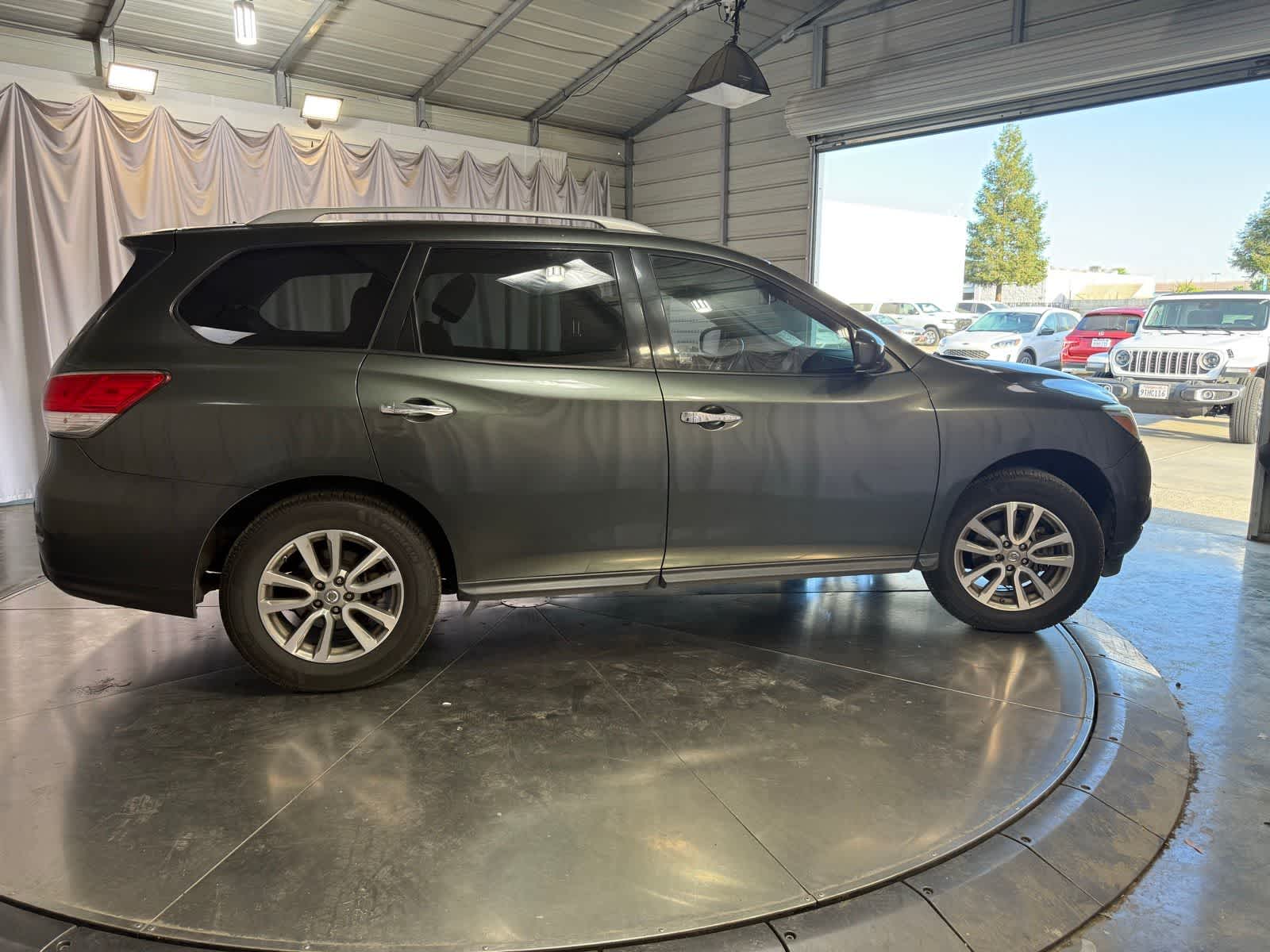 Thumbnail: 2015 Nissan Pathfinder - 4