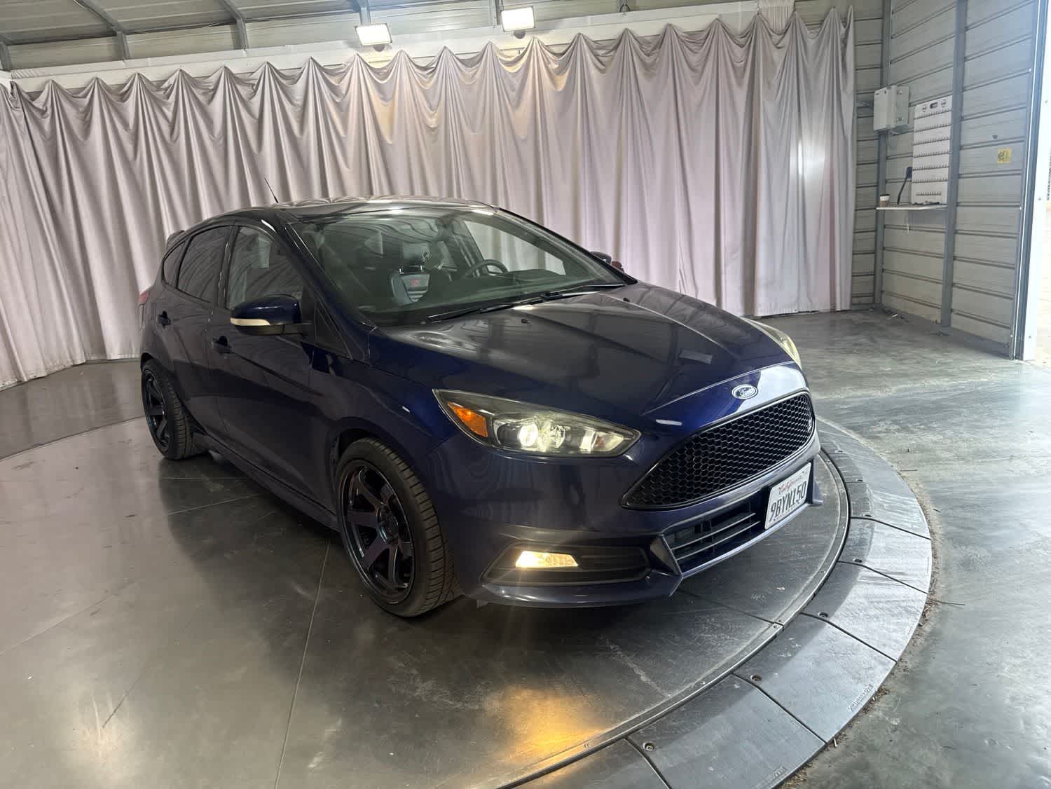 2017 Ford Focus ST Base photo 2