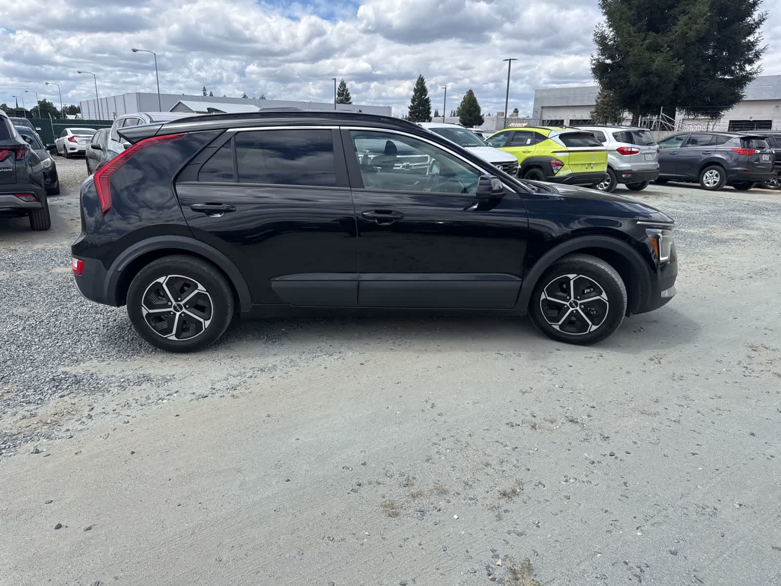 Thumbnail: 2023 Kia Niro - 3