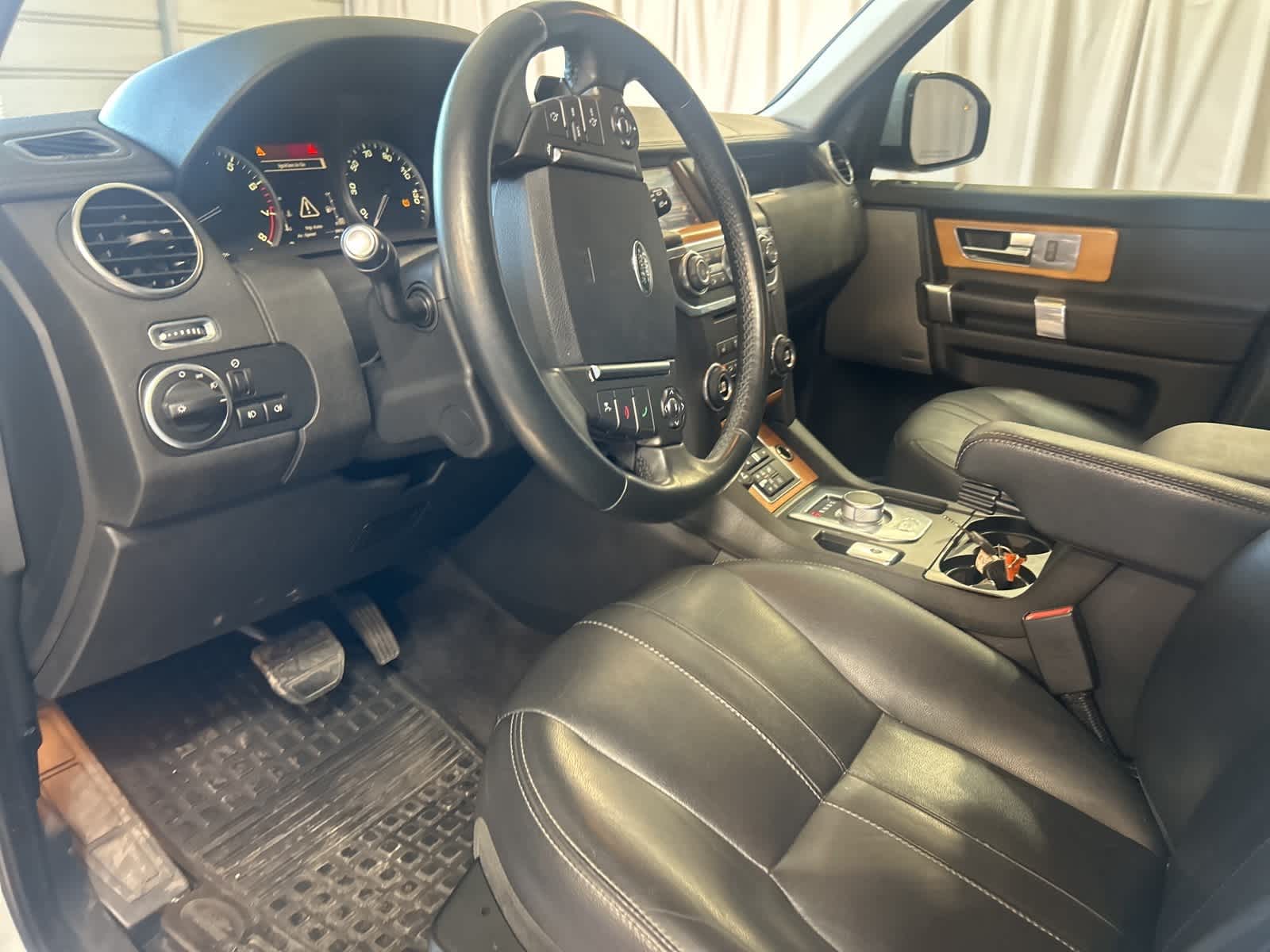Thumbnail: 2015 Land Rover LR4 - 25