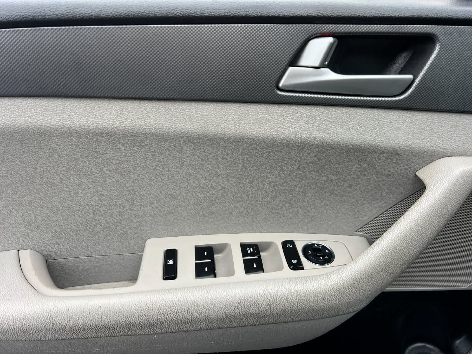 Thumbnail: 2016 Hyundai Sonata - 12