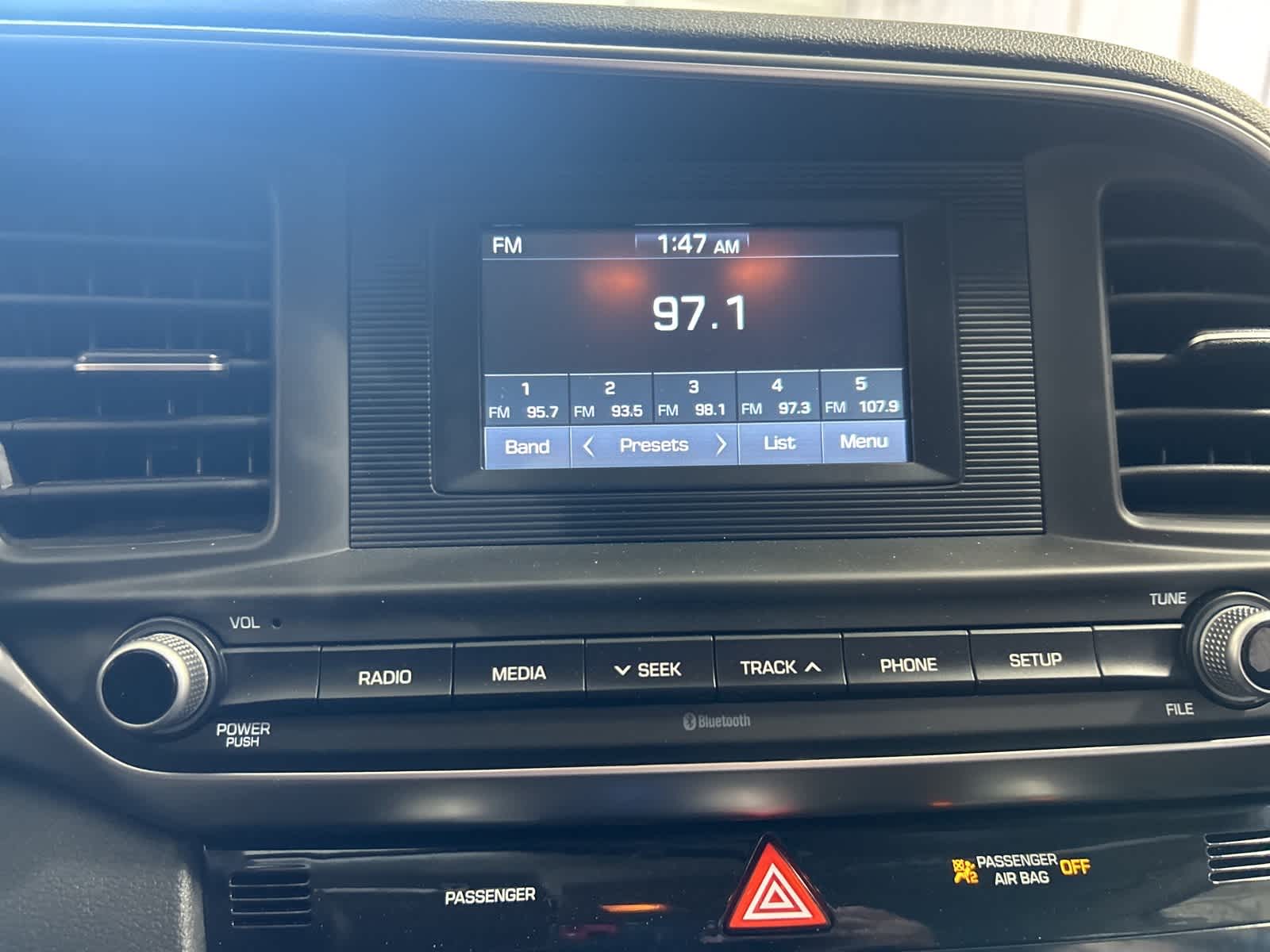 2020 Hyundai Elantra SE 25