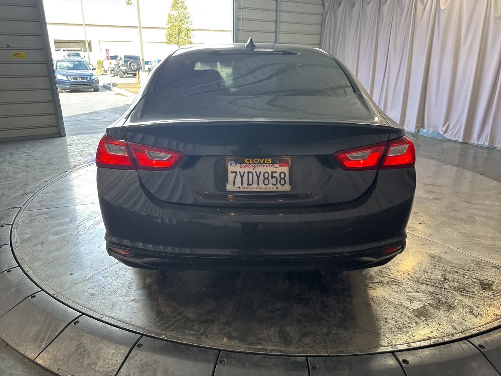 Thumbnail: 2017 Chevrolet Malibu - 5