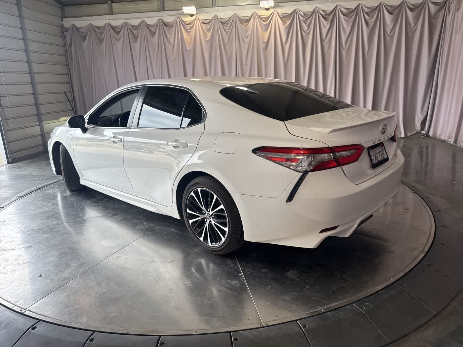 2018 Toyota Camry SE photo 6