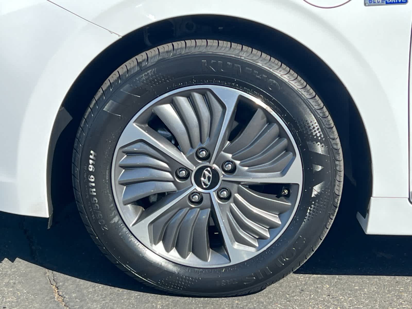 Thumbnail: 2020 Hyundai Ioniq - 24