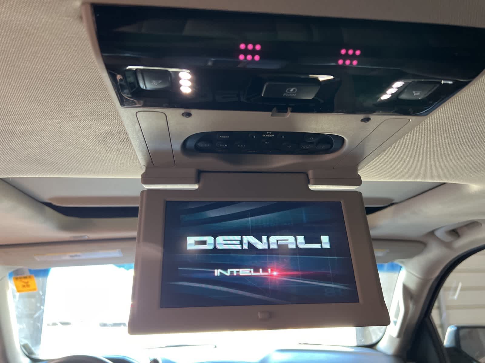 Thumbnail: 2018 GMC Yukon XL - 32