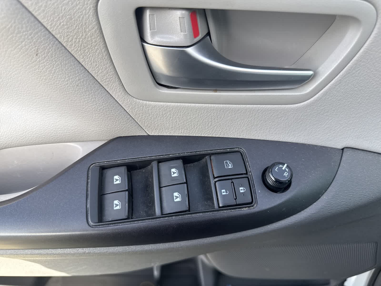 Thumbnail: 2017 Toyota Sienna - 16