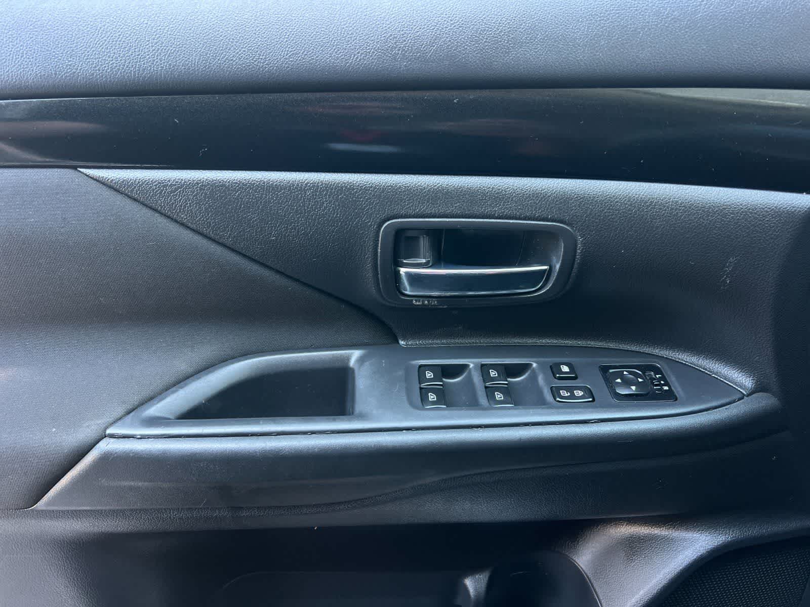 Thumbnail: 2019 Mitsubishi Outlander - 13