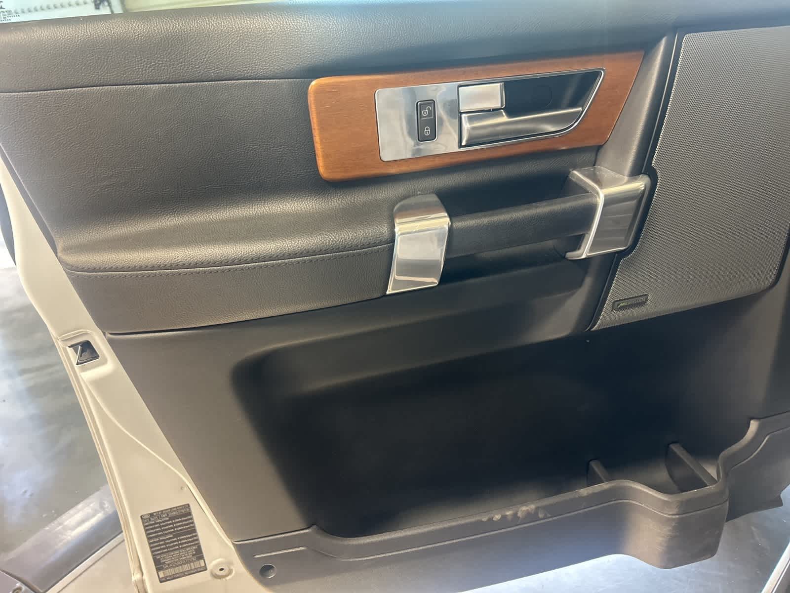 Thumbnail: 2015 Land Rover LR4 - 24