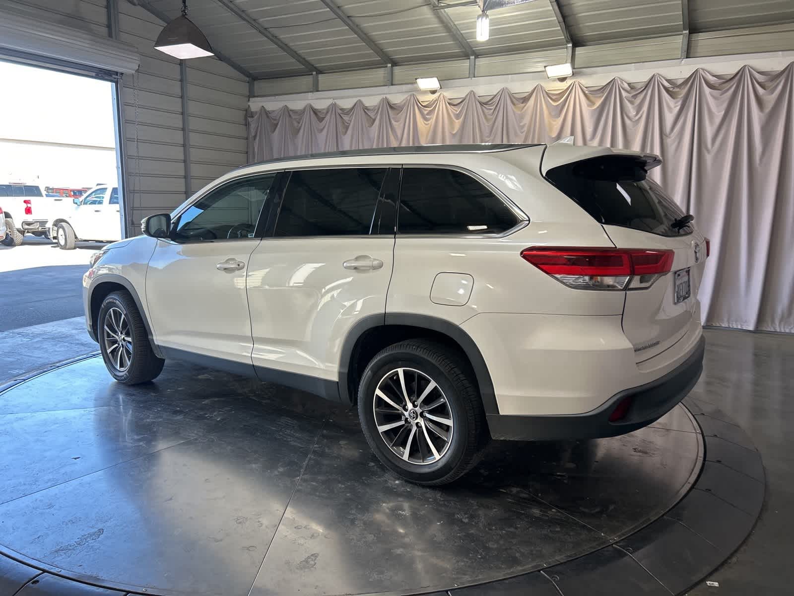 Thumbnail: 2019 Toyota Highlander - 14
