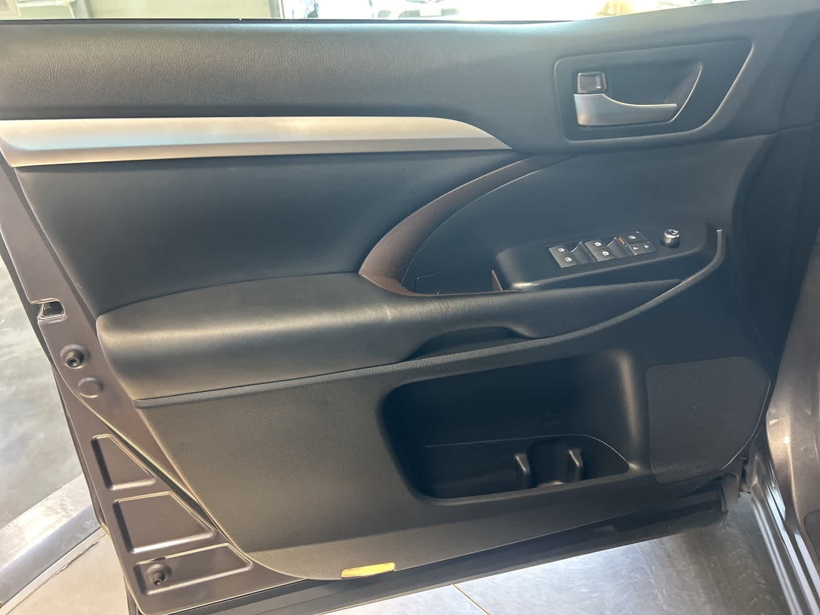 Thumbnail: 2019 Toyota Highlander - 25