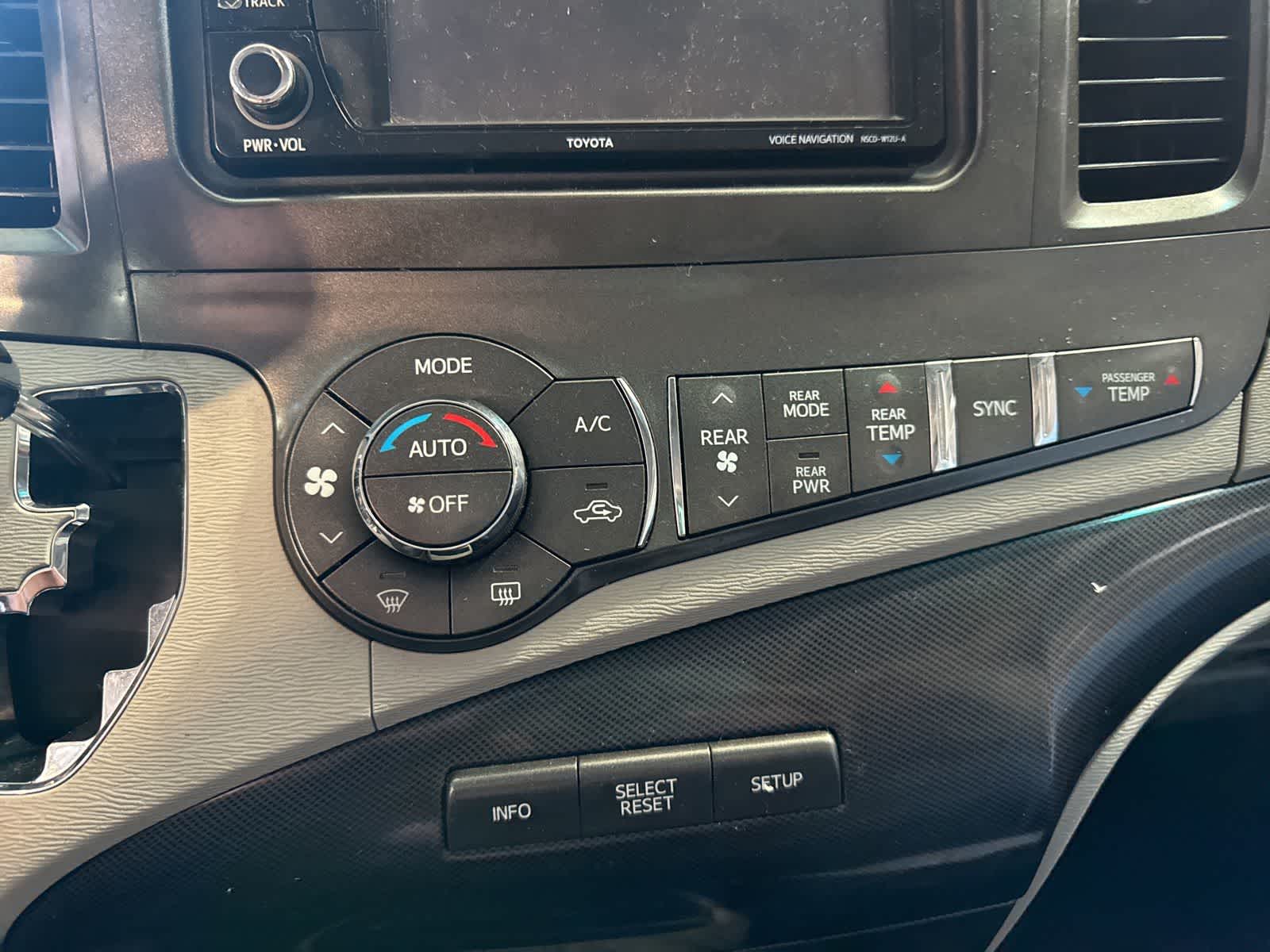Thumbnail: 2014 Toyota Sienna - 25