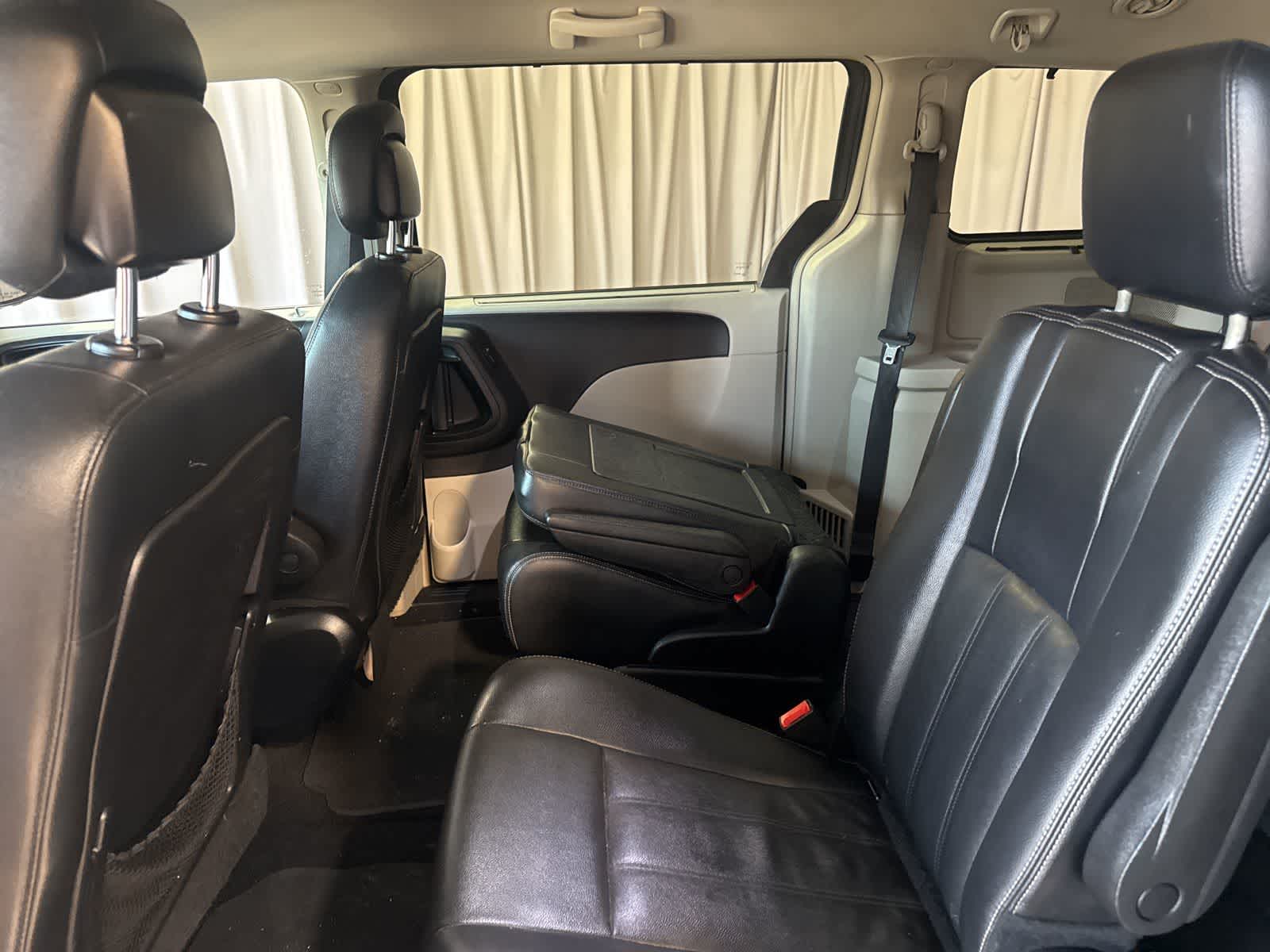 Thumbnail: 2016 Chrysler Town & Country - 14