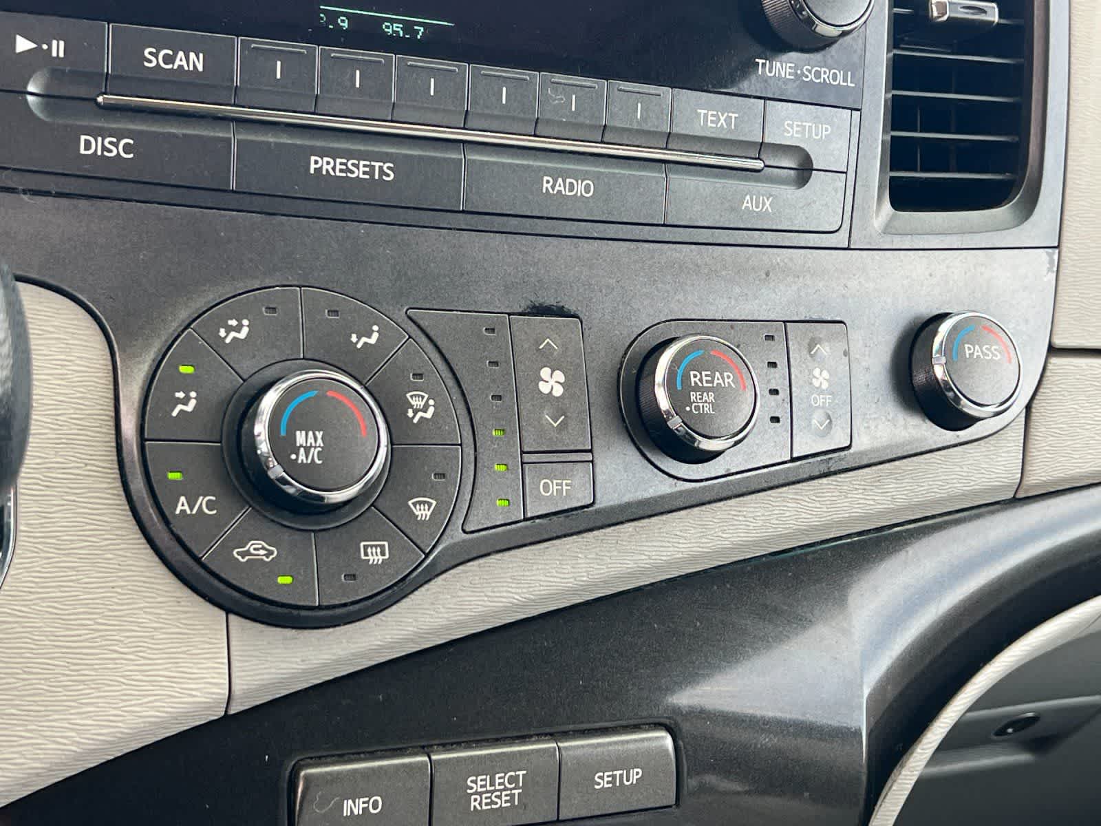 Thumbnail: 2012 Toyota Sienna - 21