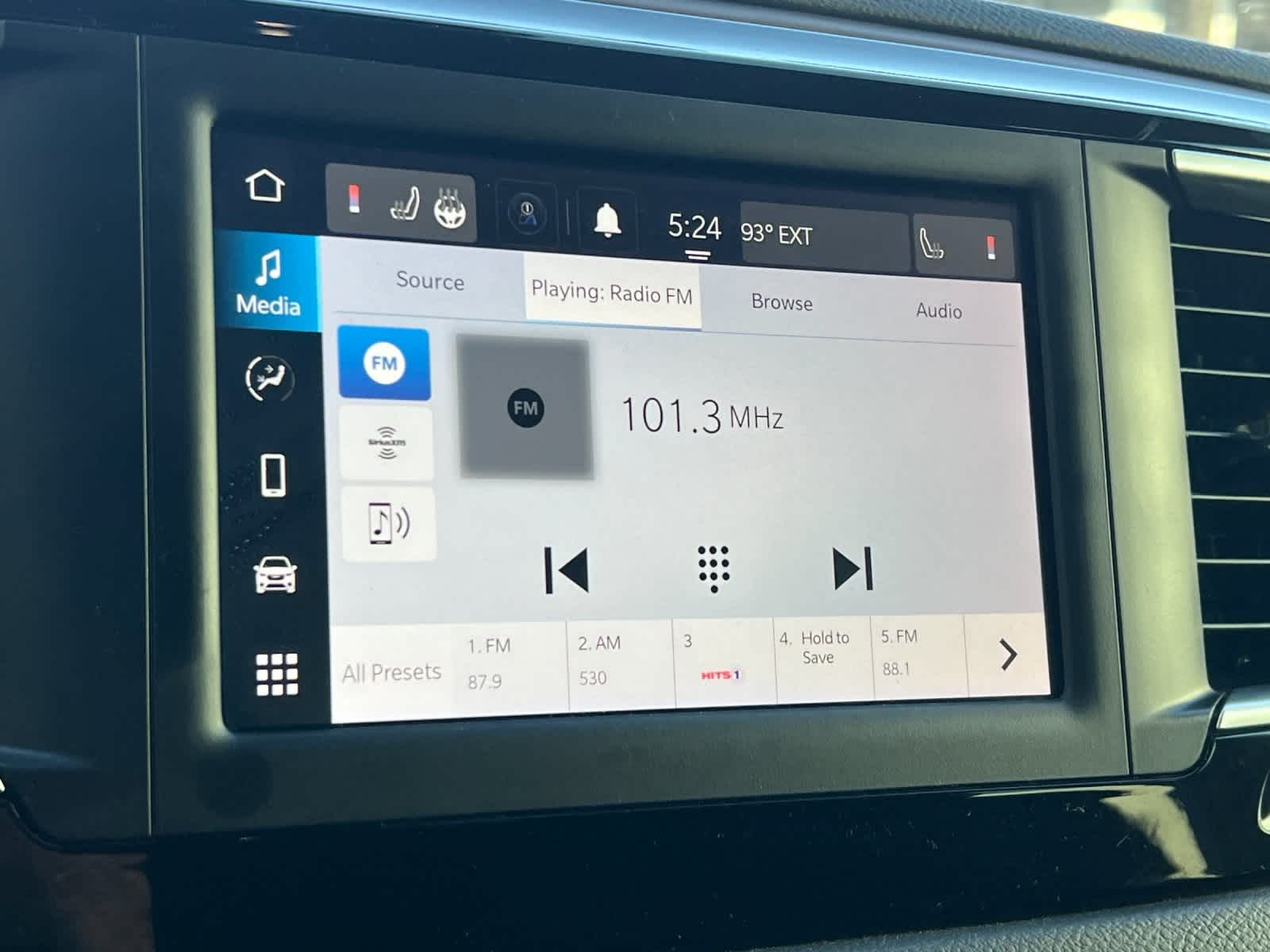 Thumbnail: 2023 Chrysler Voyager - 19