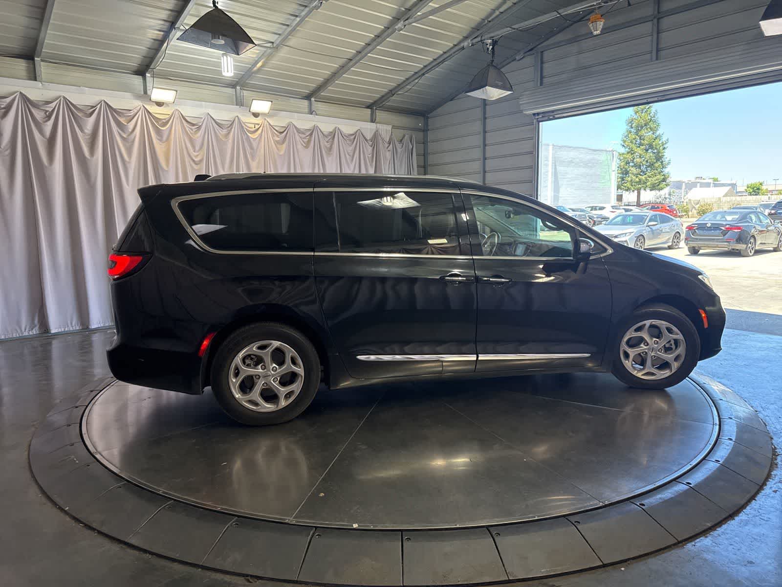 Thumbnail: 2021 Chrysler Pacifica - 2