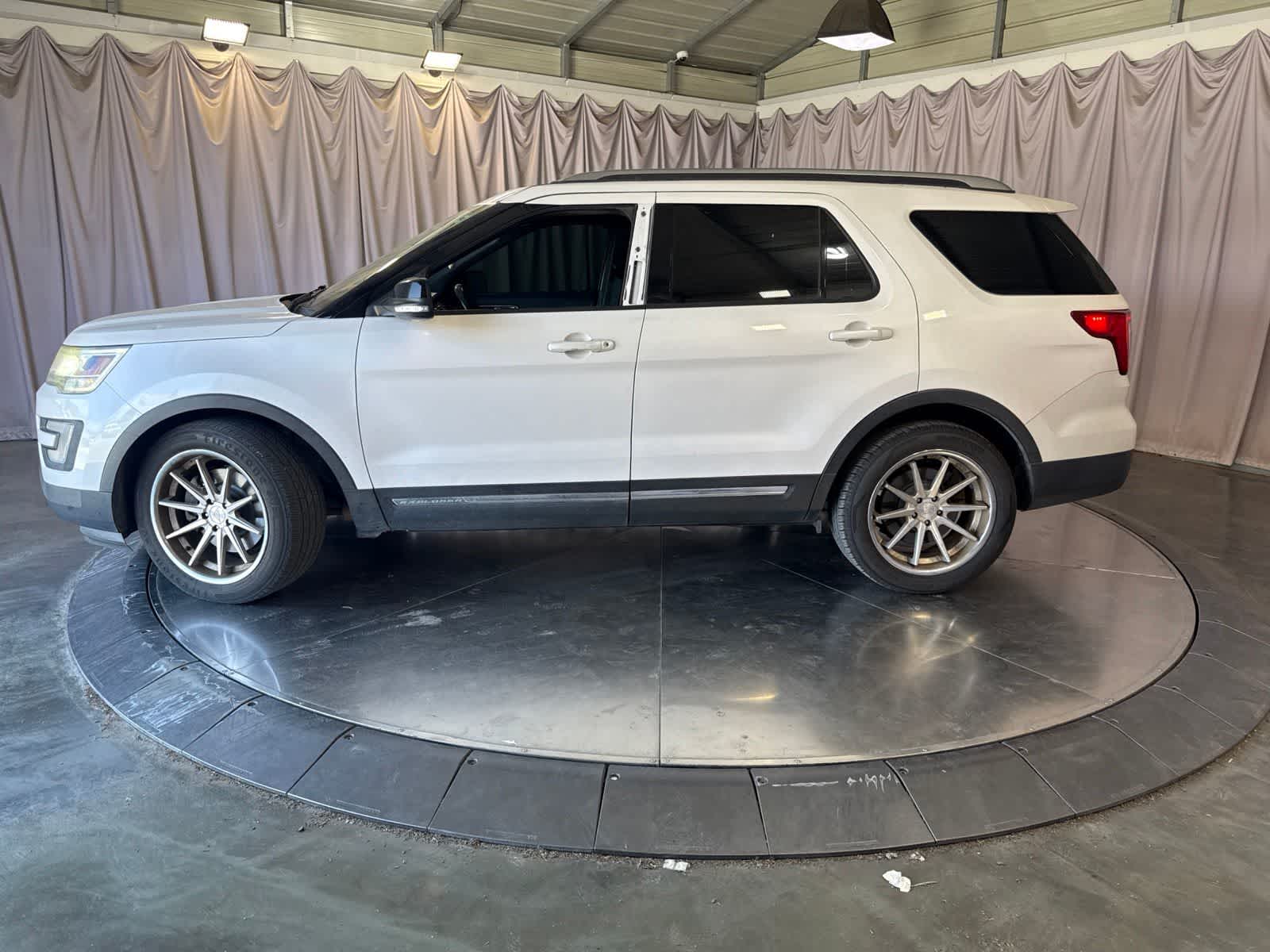 Thumbnail: 2017 Ford Explorer - 7