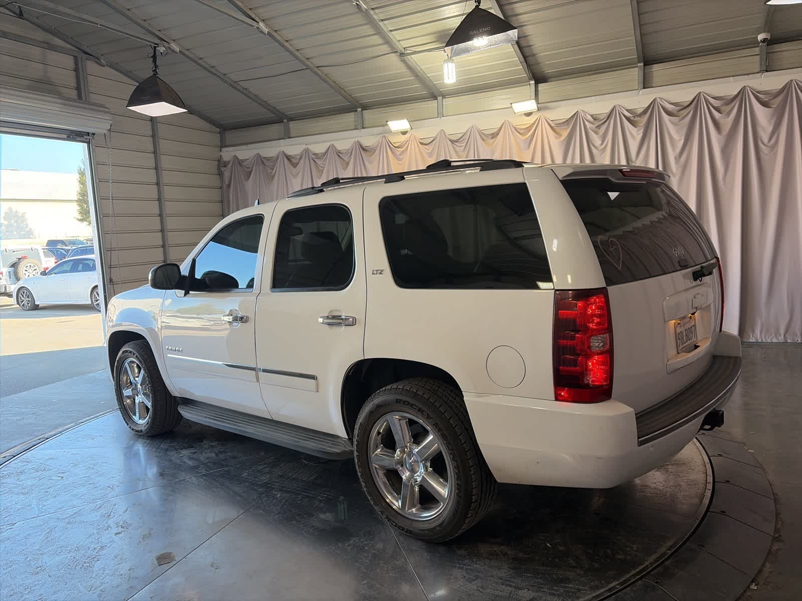 Thumbnail: 2014 Chevrolet Tahoe - 14