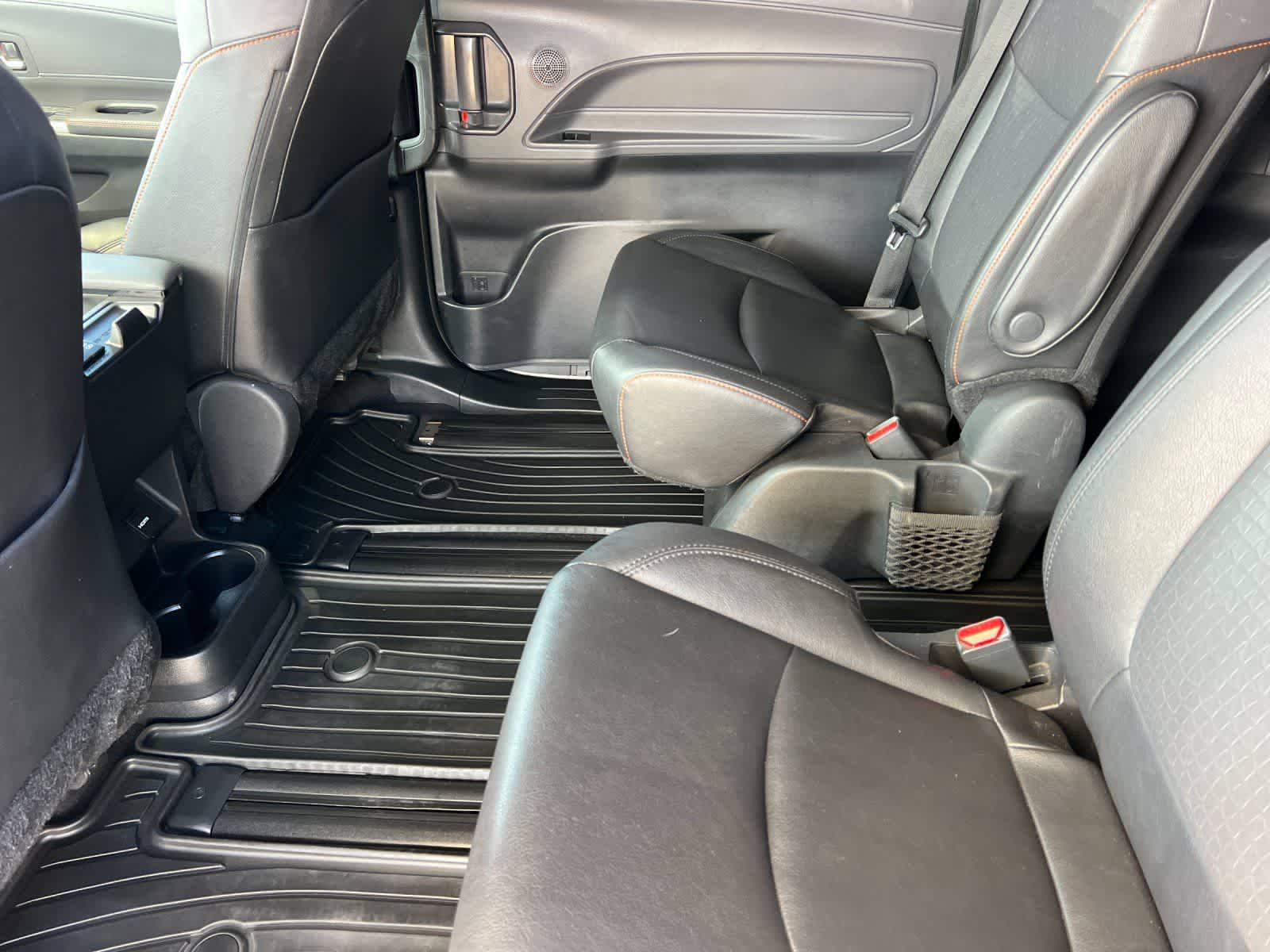2023 Toyota Sienna XSE 7 Passenger photo 4