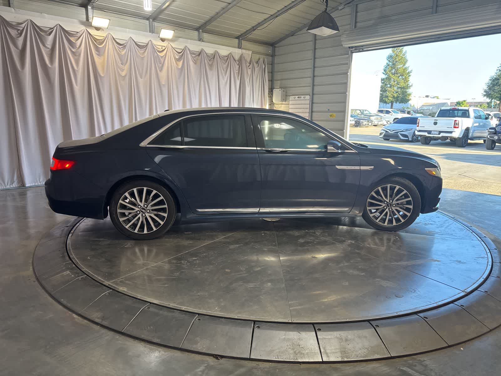 2017 Lincoln Continental Select photo 3