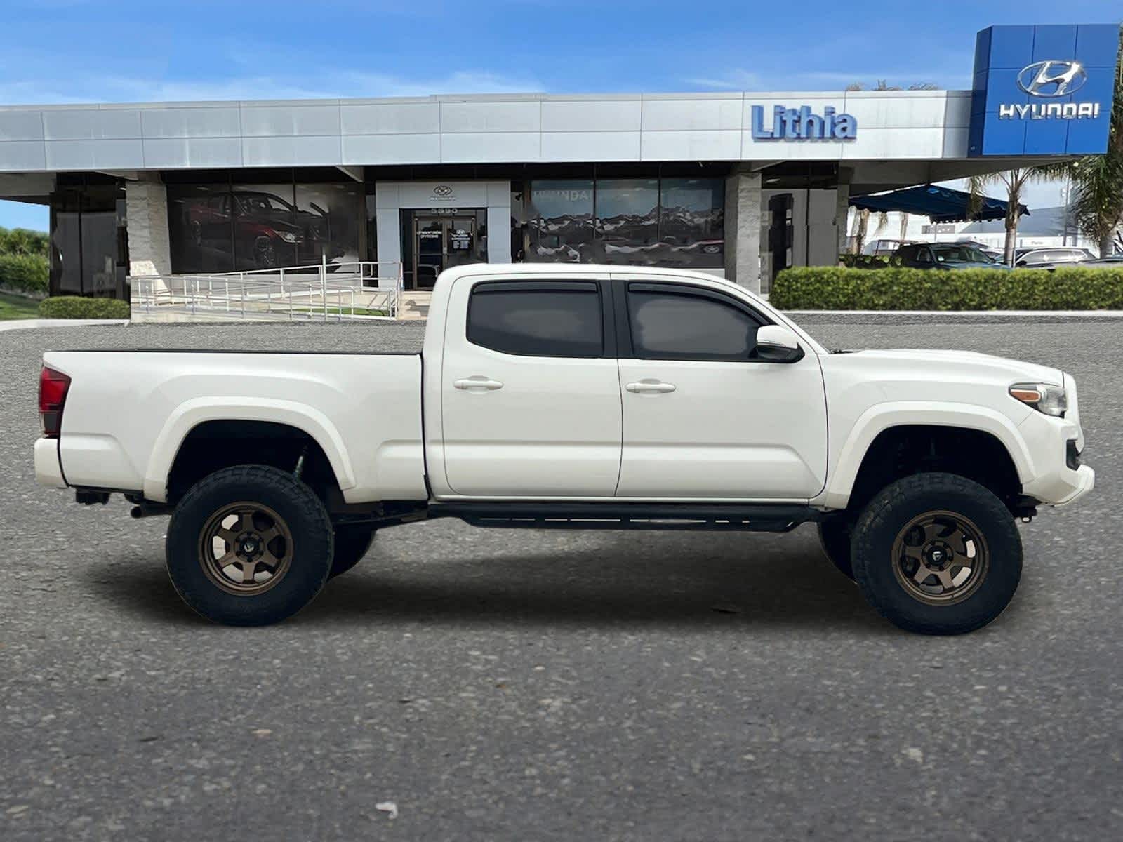 Thumbnail: 2018 Toyota Tacoma - 8